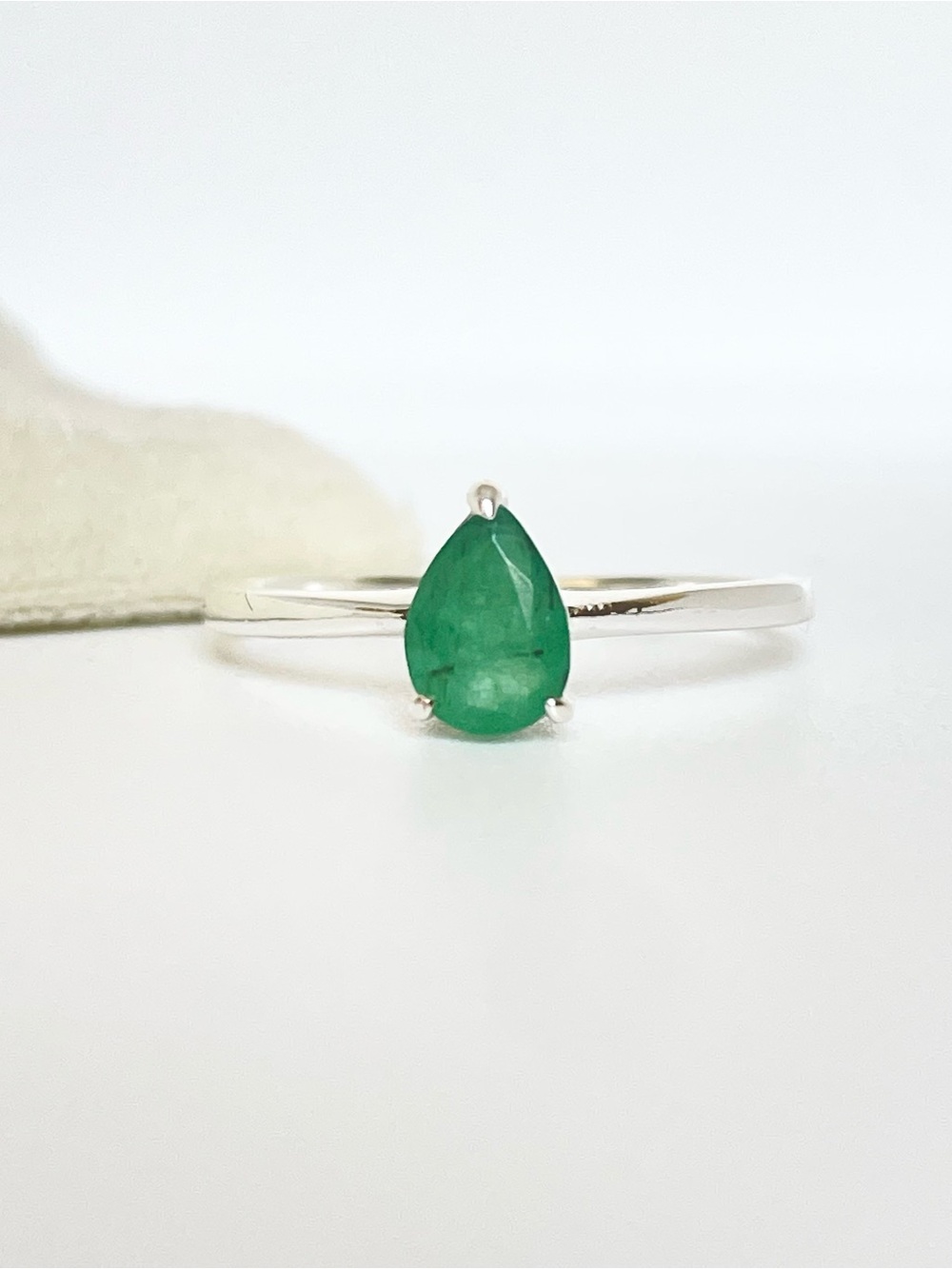 Natural emerald ring in 
925 sterling silver size US 8 & 9“Royal delicacies!!”